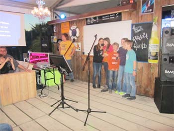 Karaoke-Familienunterhaltung in der Blauen Lagune. Nach der Kindershow mit Songs von Abba müssen die Erwachsenen ran!