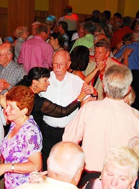 Alleinunterhalter und Musiker gestaltet mit Live-Musik Tanztee und Seniorentanz-Veranstaltungen